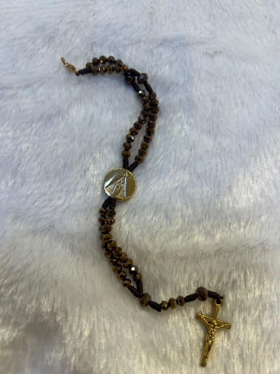 Terço Pulso CRISTAL MARROM IRISADO - N. SRA. APARECIDA - DOURADO