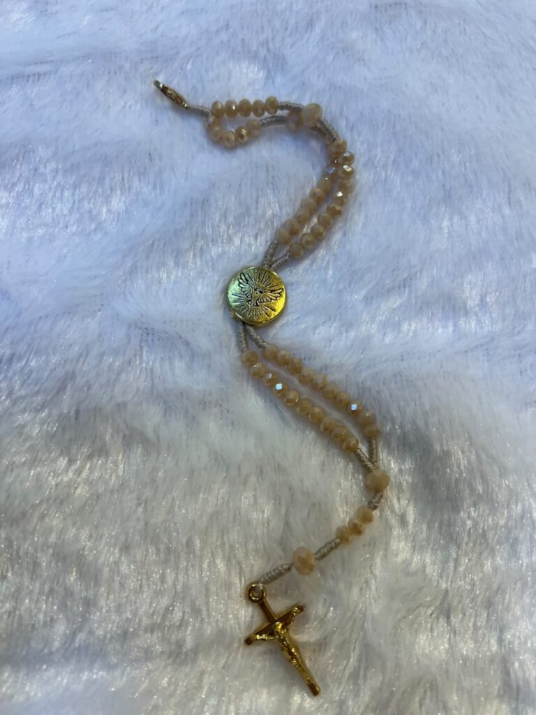 TERÇO PULSO - ESPIRITO SANTO - CRISTAL BEGE IRISADO - DOURADO