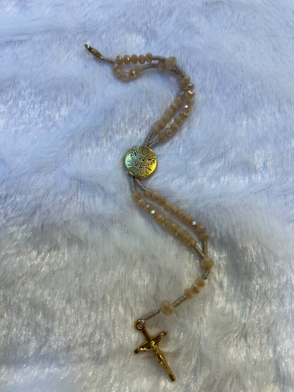 TERÇO PULSO - ESPIRITO SANTO - CRISTAL BEGE IRISADO - DOURADO