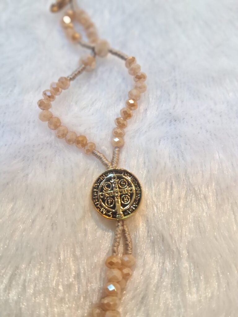 Terço Pulso DE CRISTAL BEGE IRISADO - SÃO BENTO - DOURADO