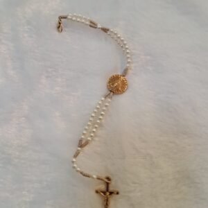 Terço Pulseira  BRANCO PEROLADO - N. SRA. APARECIDA - Dourado