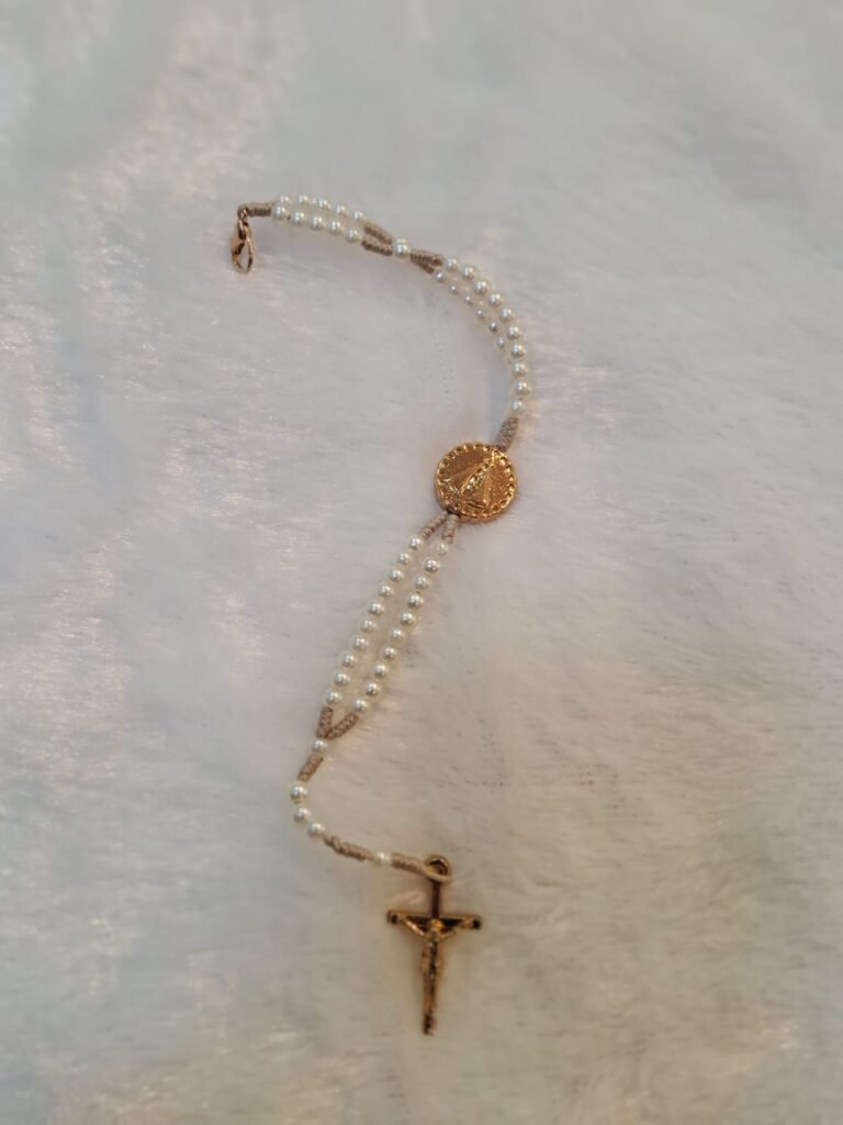 Terço Pulseira BRANCO PEROLADO - N. SRA. APARECIDA - Dourado
