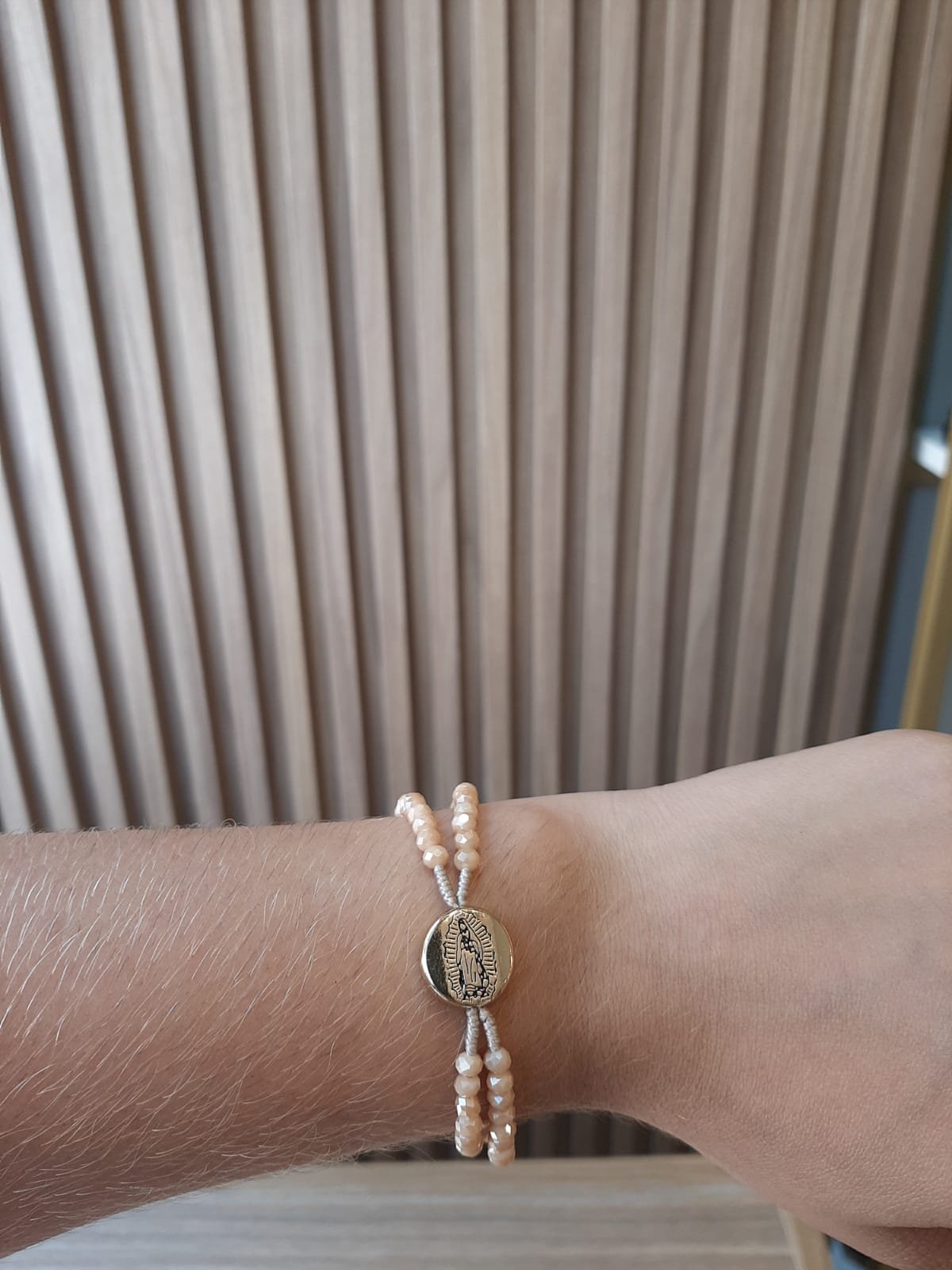 TERÇO PULSO BEGE IRISADO - N. SRA. DE GUADALUPE - DOURADO - Imagem 2