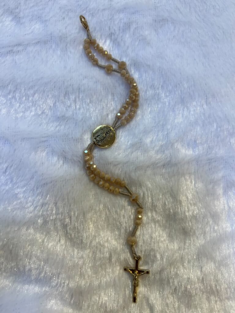 TERÇO PULSO BEGE IRISADO - N. SRA. DE GUADALUPE - DOURADO