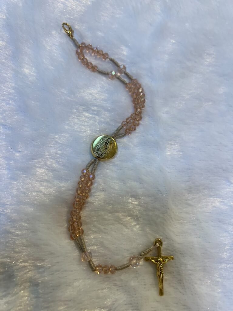 TERÇO PULSO CRISTAL ROSE TRANS - N. SRA. DE GUADALUPE - DOURADO