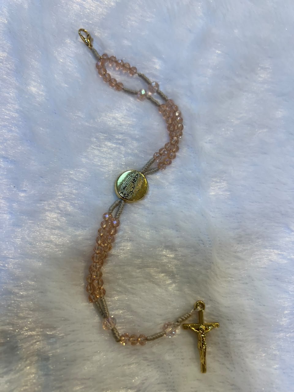 TERÇO PULSO CRISTAL ROSE TRANS - N. SRA. DE GUADALUPE - DOURADO